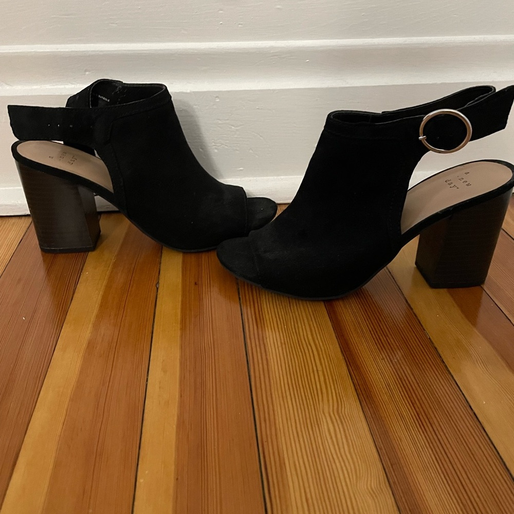 Black peep toe buckled heels size 7